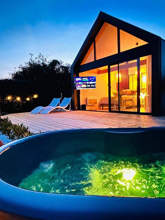 Location de vacances pour 2 personnes, avec Jacuzzi et Terrasse ainsi que Jardin et Piscine à Souvigné