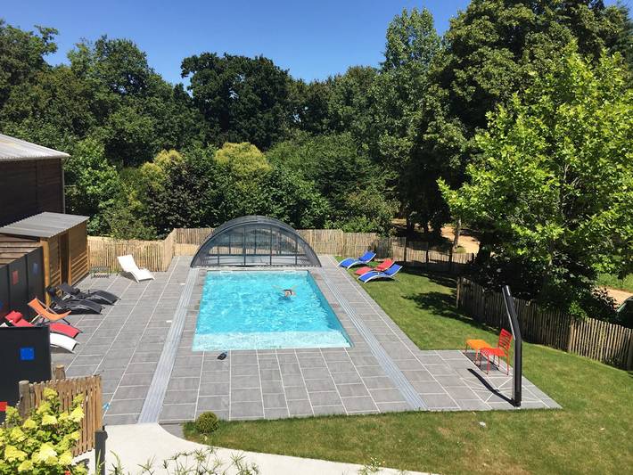 Gîte pour 7 personnes, avec terrasse ainsi que jardin et piscine à Landeronde