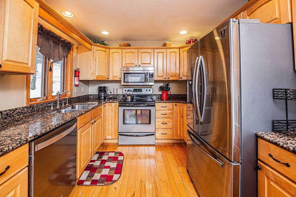 Marvelous 5 Bedroom Log Chalet w / Hot Tub in privaten Community! in McHenry, Deep Creek Lake