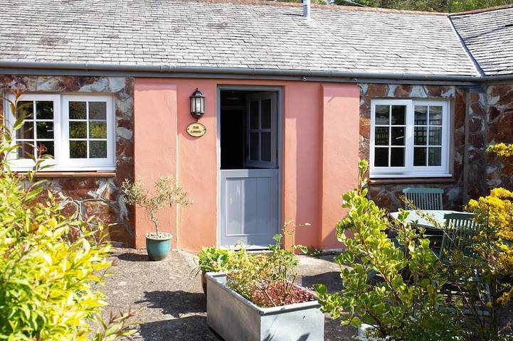 Cottage for 4 people, with hot tub and garden, with pets in Hartland