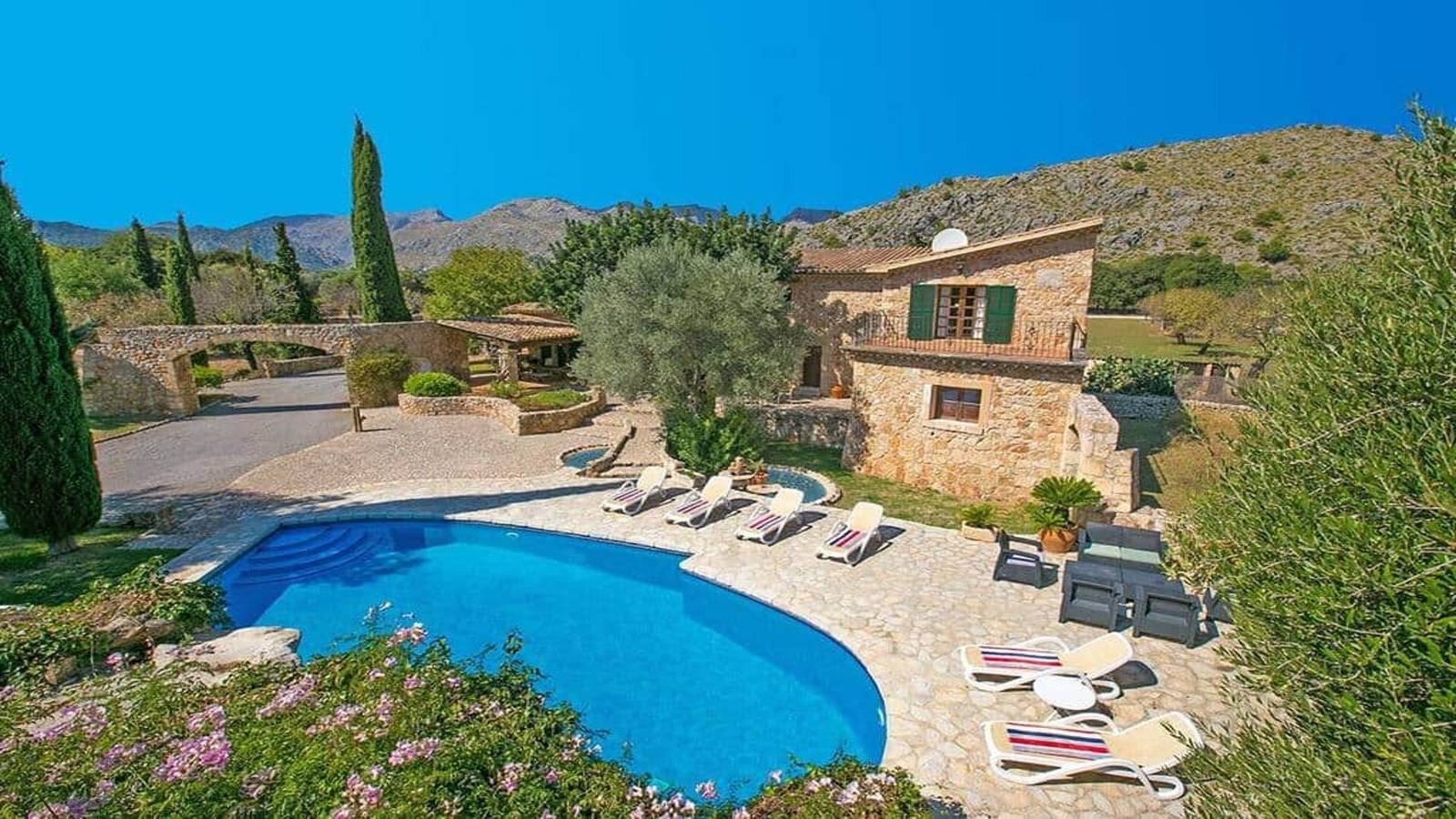 Country House 'Finca Bennassar' with Mountain View, Pool, Garden & Wi-Fi in el Vilà, Pollença