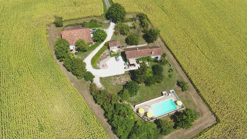 Location de vacances pour 6 personnes, avec Terrasse et Jardin ainsi que Piscine et Vue à Nanteuil-Auriac-de-Bourzac