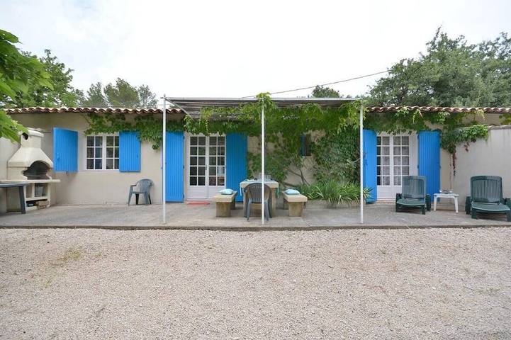 Location de vacances pour 5 personnes, avec piscine ainsi que terrasse et jardin, animaux acceptés à Fontvieille