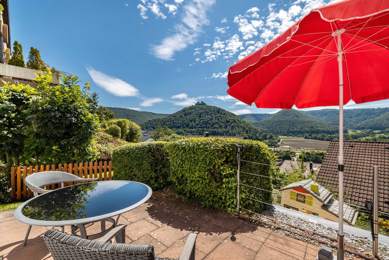 Ganze Wohnung, Ferienwohnung mit Bergblick, privater Terrasse und Wi-Fi in Bad Urach, Albsteig Etappe 9