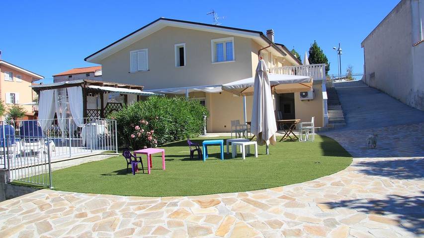 Casa vacanza per 12 persone, con idromassaggio e piscina nonché giardino in Abruzzo