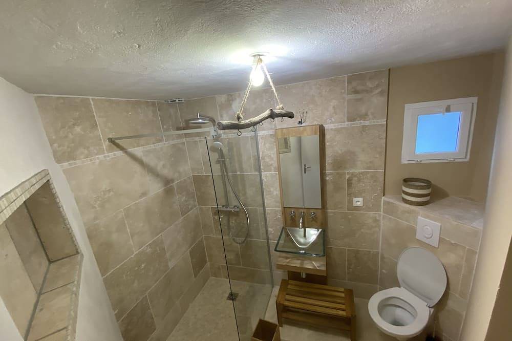 2-bedroom air-conditioned house with Jacuzzi, 5-minute walk from the beach. in Salavas, Ardèche
