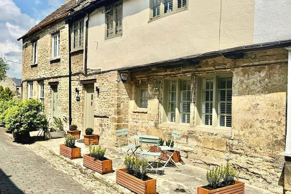 Cottage-Traditionell-Ensuite mit Dusche-Blick auf den Hof in Burford, Oxfordshire