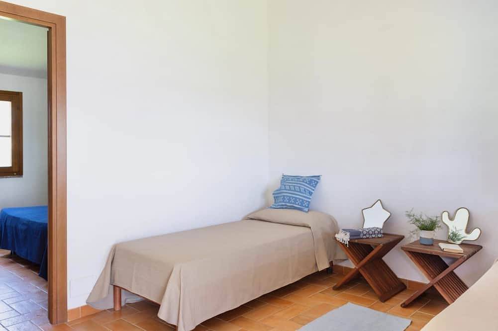 Ganze Wohnung, Nice and welcoming two-room apartment located on the ground floor with air conditioning of approximately 50 m2 composed of a living room with two single beds and a kitchenette with electric hobs, fridge with freezer, pots and pans.A bedroom with double b in Montalto di Castro, Viterbo Provinz