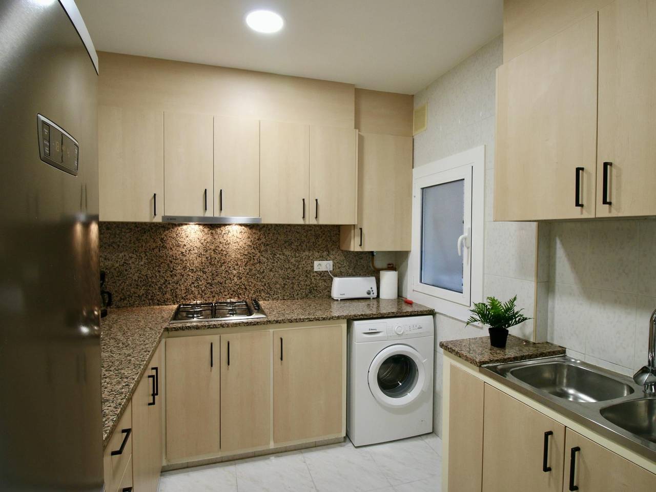 Apartamento vacacional entero, Mai. Bonito apartamento en el centro de Roses a 250m de la playa, con Wifi. in Roses Centre, Roses