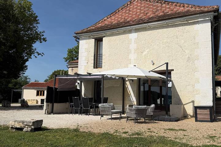 Location de vacances pour 6 personnes, avec Jacuzzi et Terrasse ainsi que Jardin et Piscine à Saint-Just (Aquitaine)