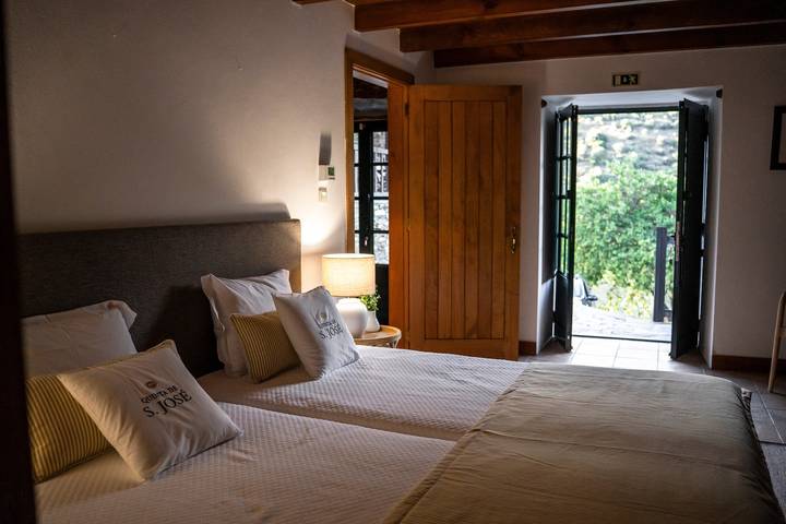 Entire apartment, Apartment 'Suite Castanha' with Shared Pool, Wi-Fi and Air Conditioning in Ervedosa do Douro, Douro Valley