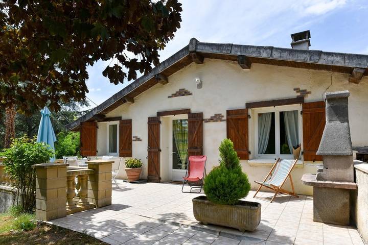 Location de vacances pour 4 personnes, avec Terrasse ainsi que Jardin et Piscine à Brens