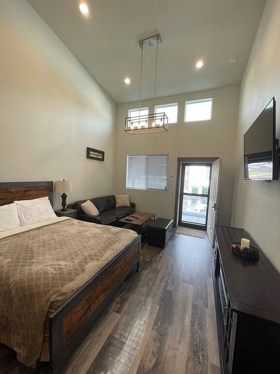 Ganze Wohnung, Corral Villas
Deluxe studios in the north entrance to Yellowstone in Gardiner, Absaroka Range