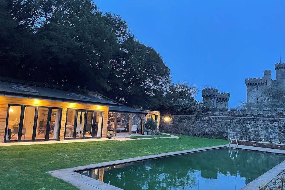 Ganze Wohnung, Private Garden House, Historic Castle Estate, Pool, Tennis & Gardens in County Louth