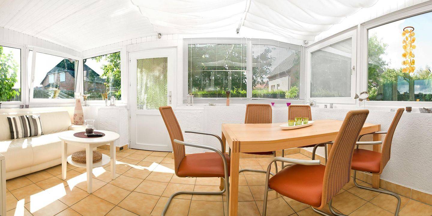 Ferienhaus Meertied mit Wintergarten und großem Grundstück in Kirchdorf (Poel), Nordwestmecklenburg (Wismar und Umgebung)