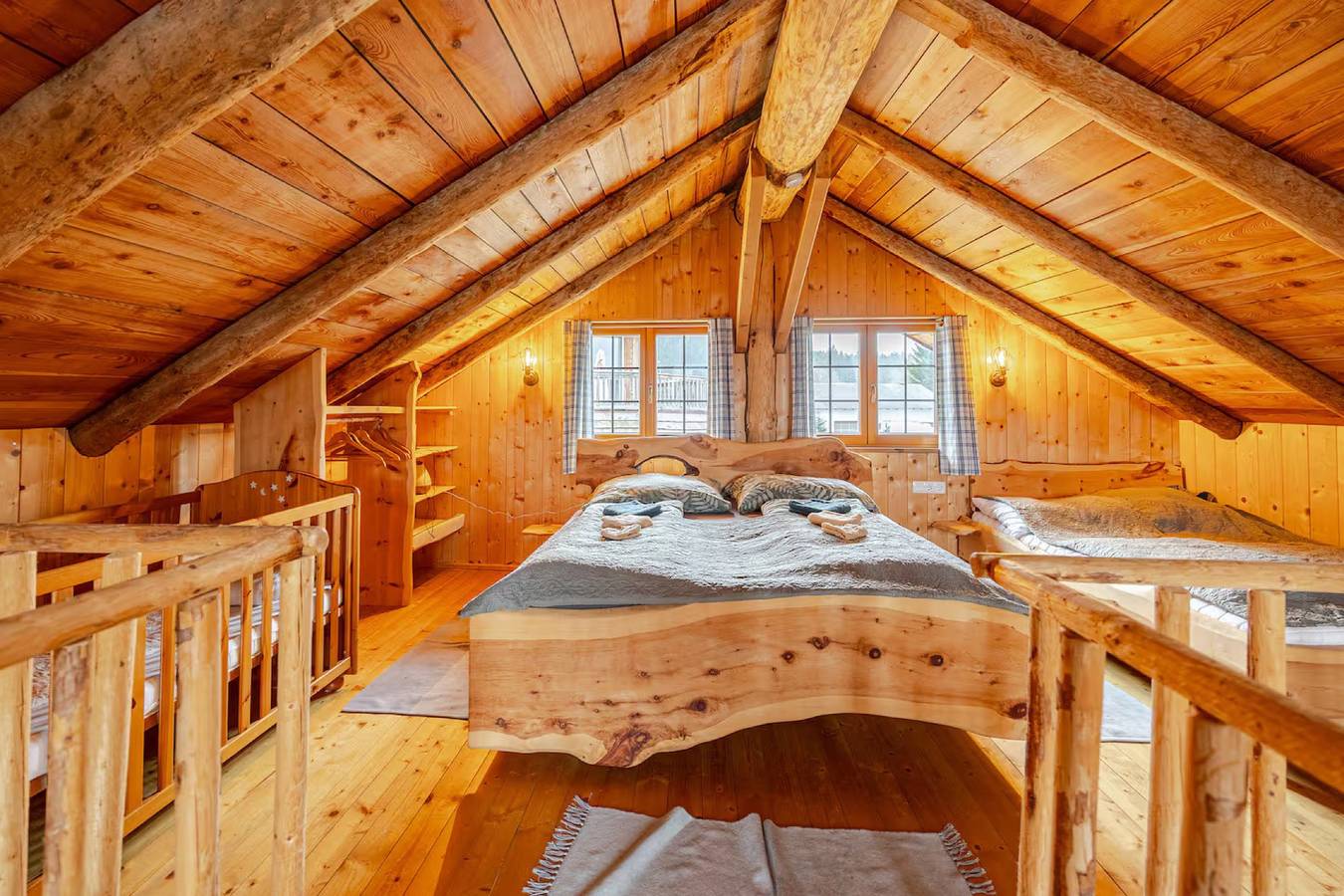 Chalet 'Naturstammhaus Almhütte' con vista montagna, terrazza privata e Wi-Fi in Klagenfurt am Wörthersee, Klagenfurt - Villach e dintorni