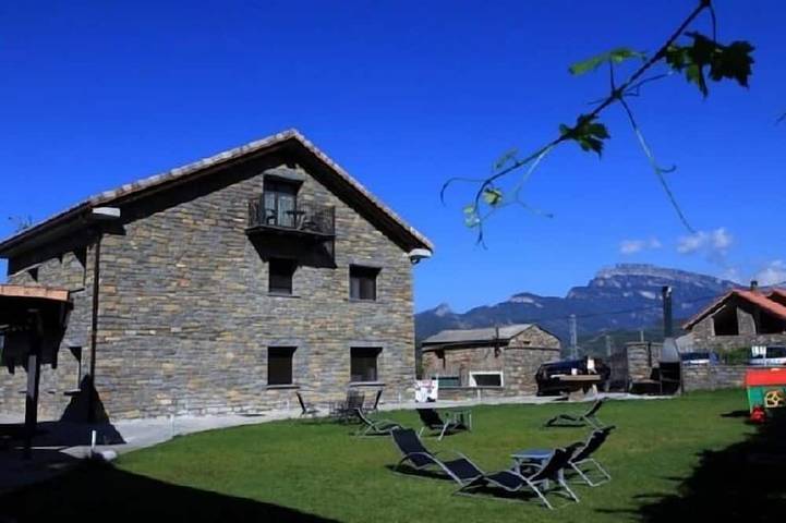 Casa rural para 2 personas, con jacuzzi y jardín en Laspuña