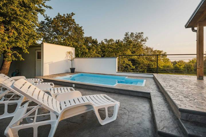 Villa Lutoma-Villa 2 chambres pour 4+1, avec piscine et aire de jeux in Umag, Région d'Umag