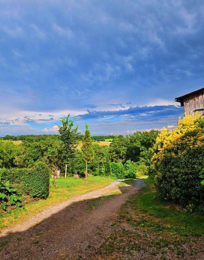 Location de vacances pour 7 personnes, avec vue et jardin ainsi que terrasse et piscine à Saint-Bonnet-la-Rivière - 4