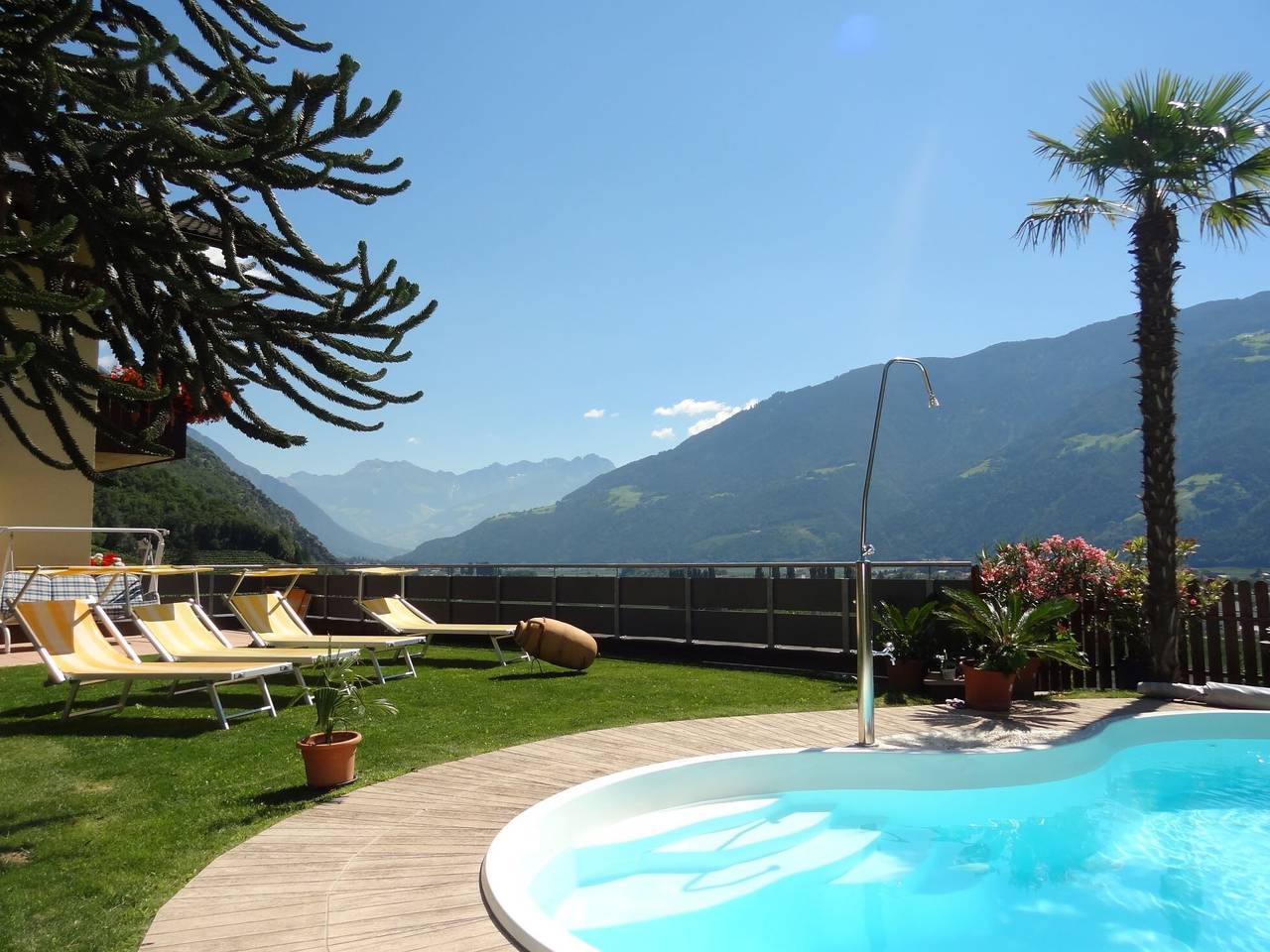 Ganze Wohnung, Apartment 'Fewo Apfelblüte' mit Bergblick, Gemeinschaftspool und Wlan in Naturns, Texelgruppe