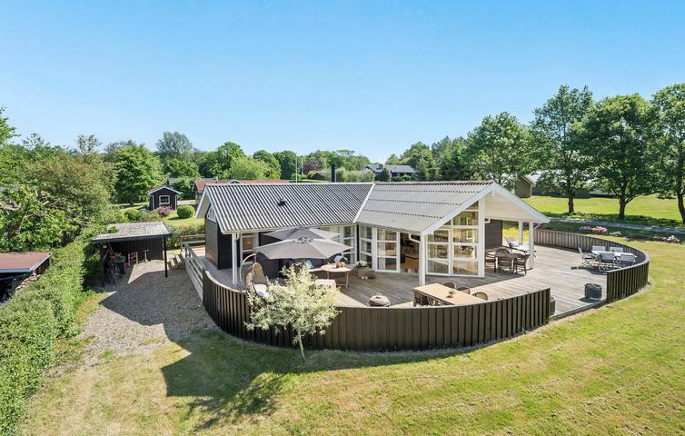 Ferienhaus für 6 Personen, mit Terrasse und Whirlpool sowie Garten in Hvalpsund
