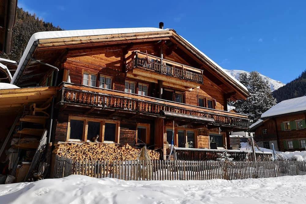 Ganze Wohnung, Dachwohnung in Walserhaus, Balkon, unverbaute Aussicht in Monstein, Davos