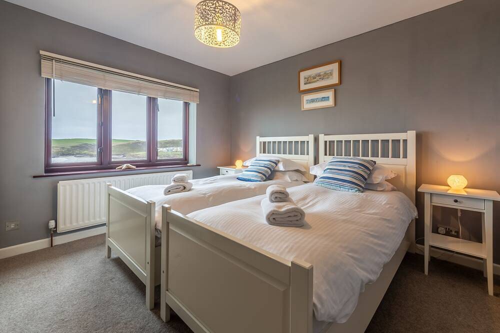 Pentewan is an attractive, modern holiday home, furnished to a high standard. in St Minver Lowlands, Pentire Point - Widemouth