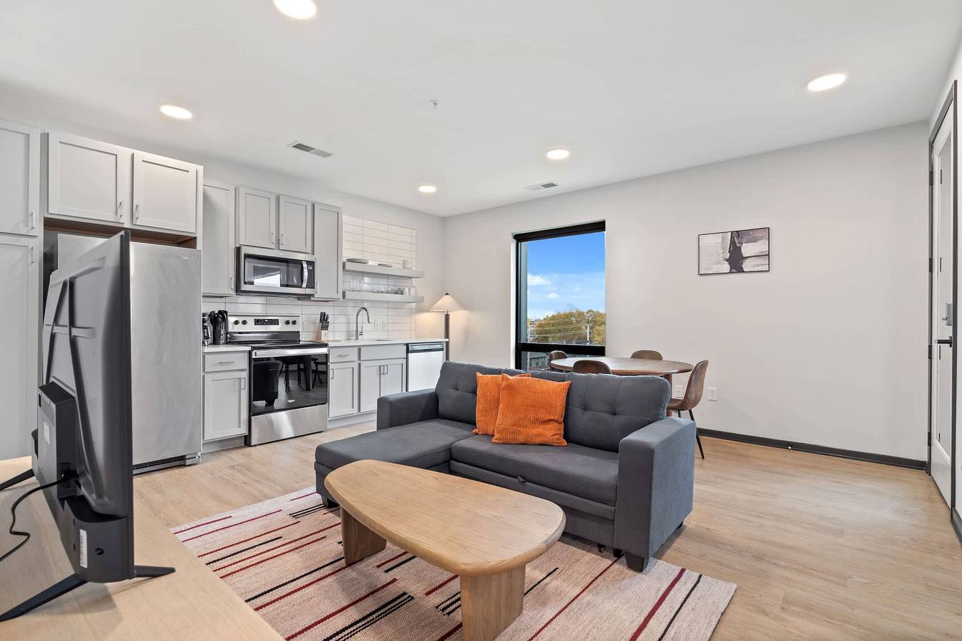 Entire apartment, Cozysuites Mass w parking lounge roof deck 27 in Indianapolis, Indiana