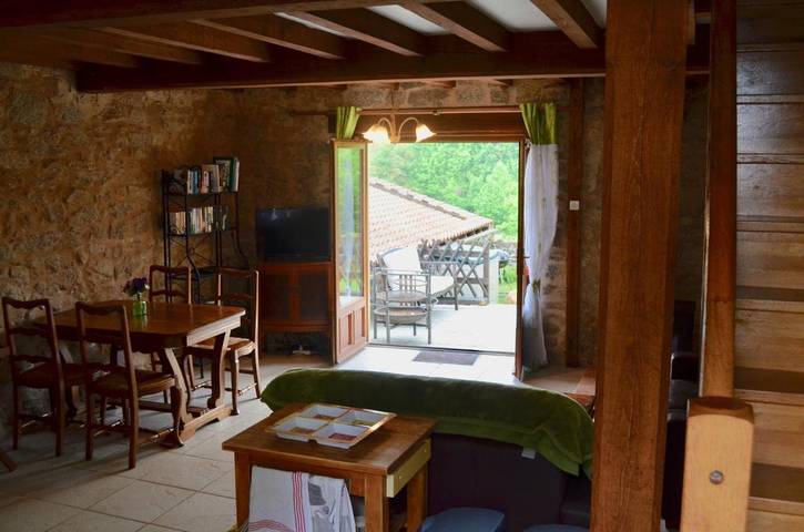 Location de vacances pour 4 personnes, avec piscine ainsi que jardin et vue à Piégut-Pluviers - 3