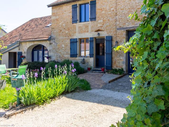 Steinhaus mit großem Garten und Pool, ruhig, 4 Schlafzimmer in Boussenois, Dijon und Umgebung