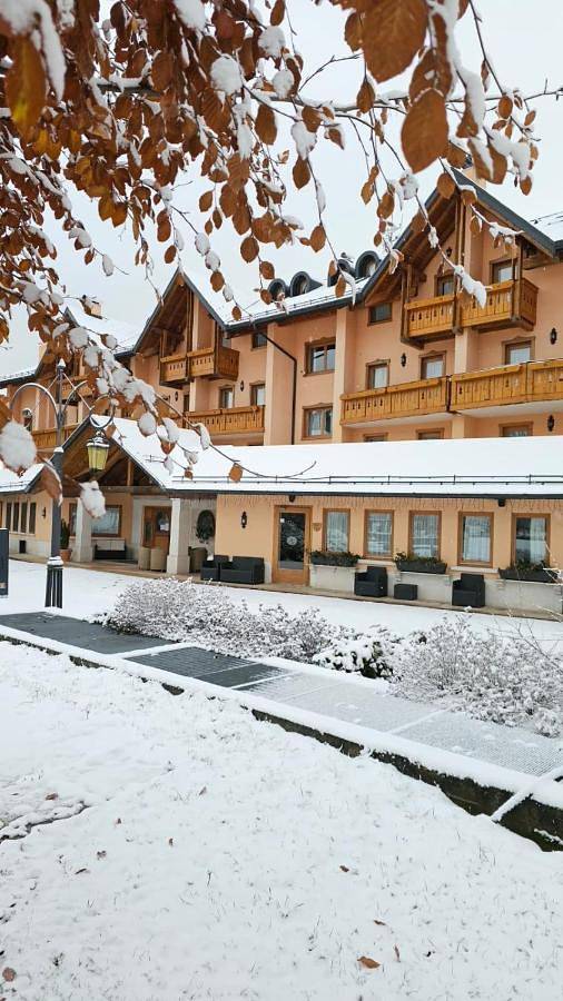 Appartamento per 4 persone, con piscina e idromassaggio nonché giardino e sauna, con animali domestici in Gallio