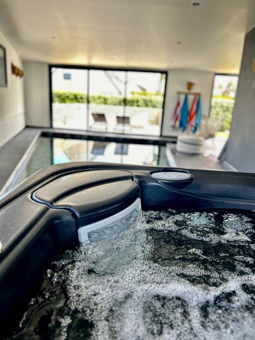 La Maison du Goueltoc, piscine, spa, 100 m Plage in Plounéour-Trez, Région de Brest