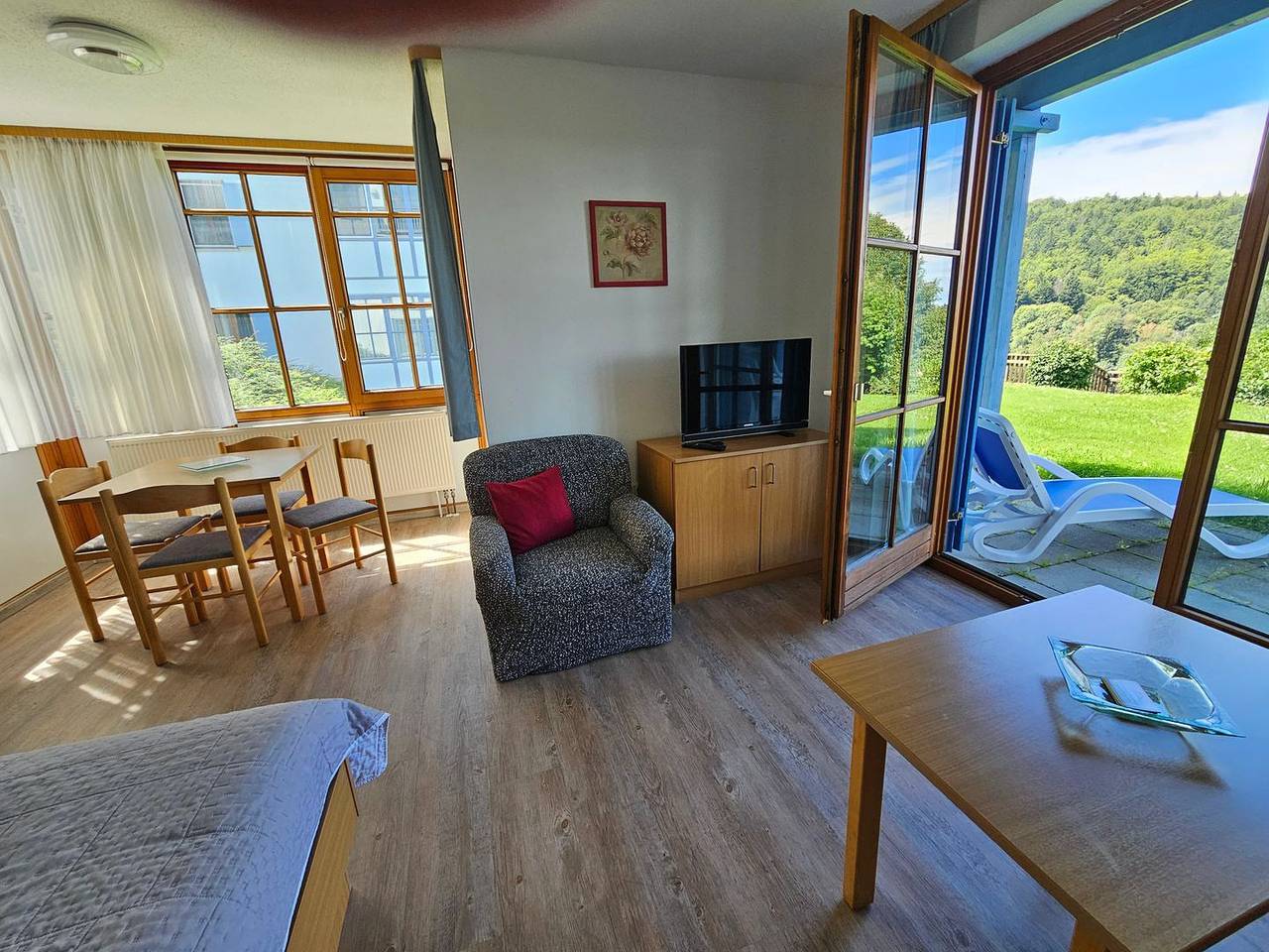 Ganze Wohnung, Zweckmässige, günstige Ferienwohnung mit Terrasse, Gartenblick und Tiefgarage im Sonnenwald in Schöfweg, Ostbayern