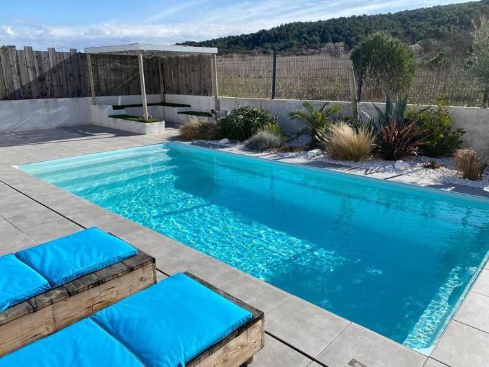 Location de vacances pour 6 personnes, avec vue ainsi que jardin et piscine à Ornaisons