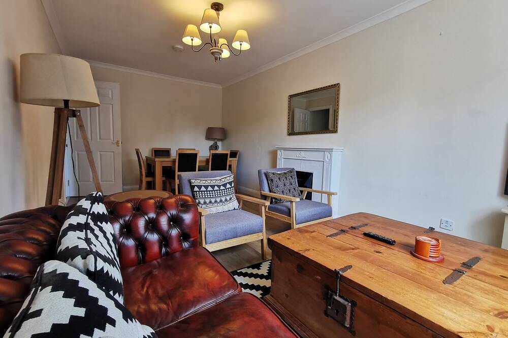 Entire apartment, 2 bed right on Leith Walk 15 min walk to Waverly ! in Leith, Edinburgh