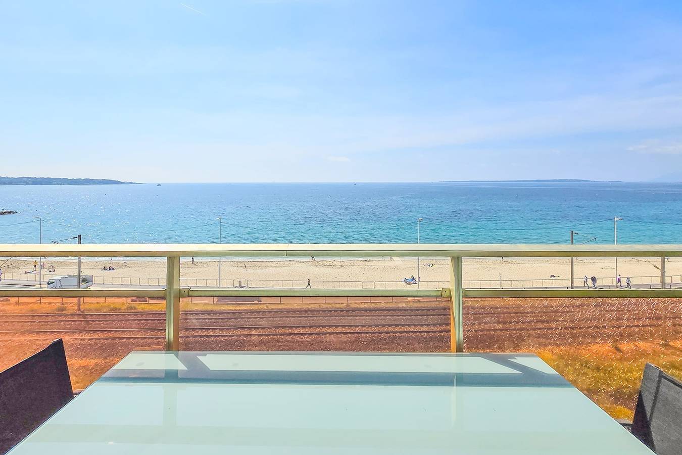 Hel ferieleilighet, Apartment 4 guests, front of the sea in Antibes, Cannesregionen