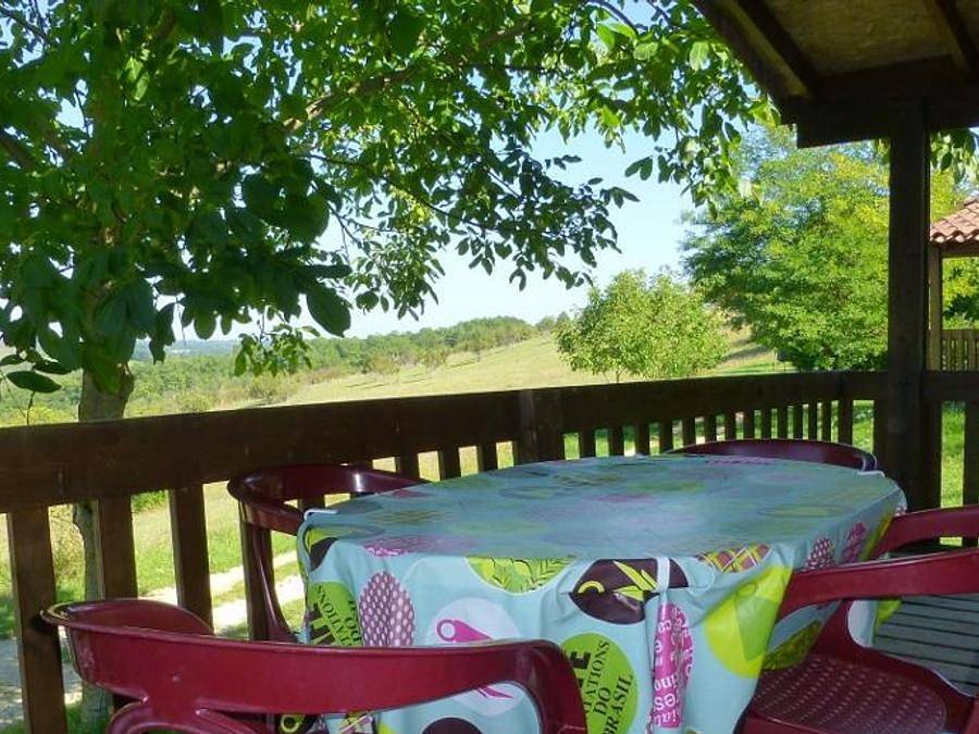 Flower Camping Les Terrasses de Dordogne - Chalet 4 personnes - Chalet Standard 25m² (2 chambres) 2 adultes et 2 enfants - Terrasse couverte 10m² 2/4 pers in Rouffignac-Saint-Cernin-de-Reilhac, Périgord Noir