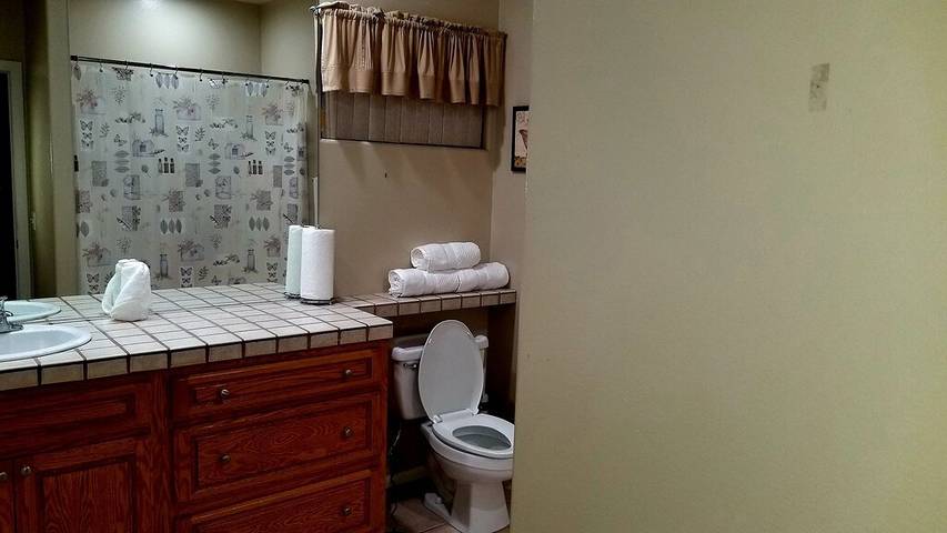 Vacation rental for 6 people, with hot tub and yard in Cathedral City