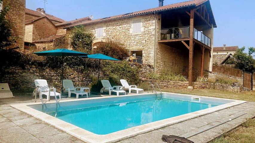 Ferienwohnung für 4 Personen, mit Balkon und Terrasse sowie Garten und Pool