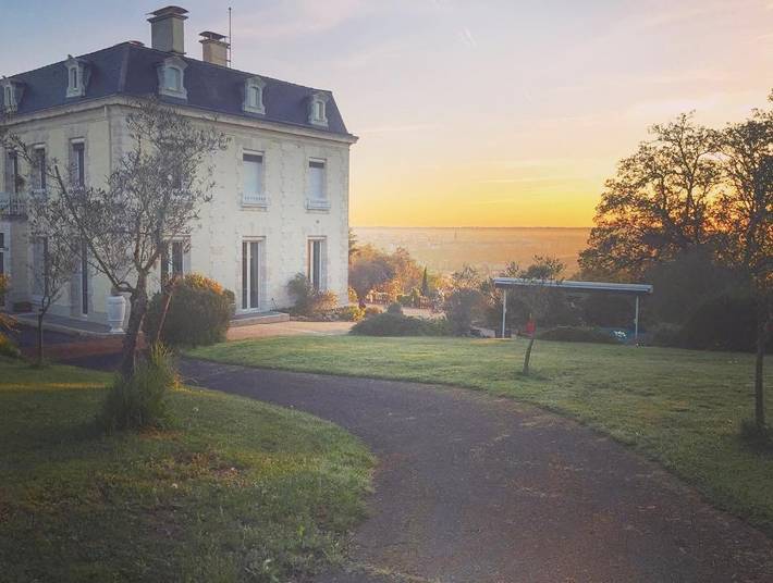 Chambre d’hôte pour 3 personnes, avec Jacuzzi et Terrasse ainsi que Jardin et Piscine