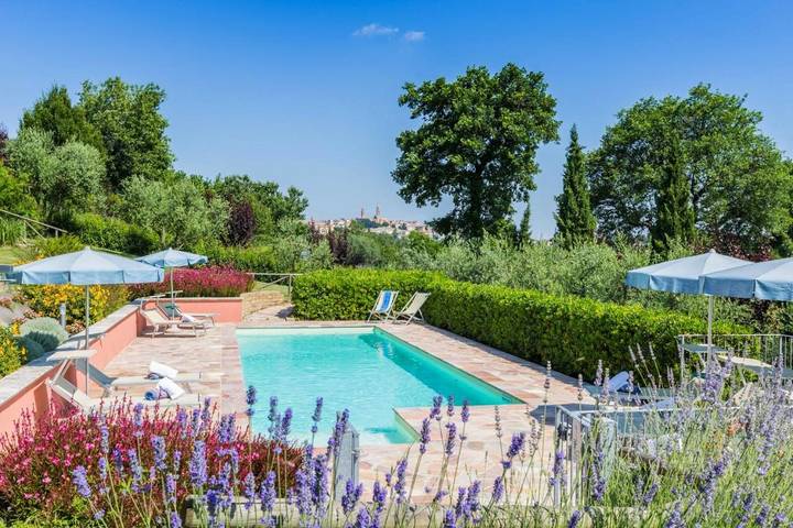 Ferienhaus für 10 Personen, mit Terrasse und Garten sowie Pool und Ausblick