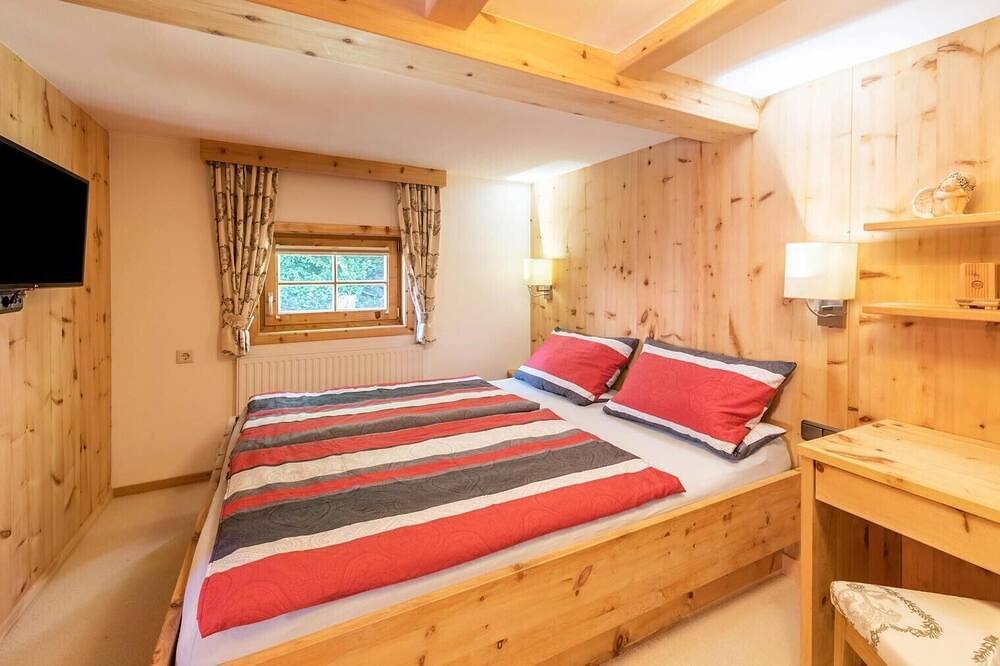 Chalet direkt am 5 * Campingplatz Aufenfeld mit Hallenbad und Sauna in Aschau im Zillertal, Bezirk Schwaz