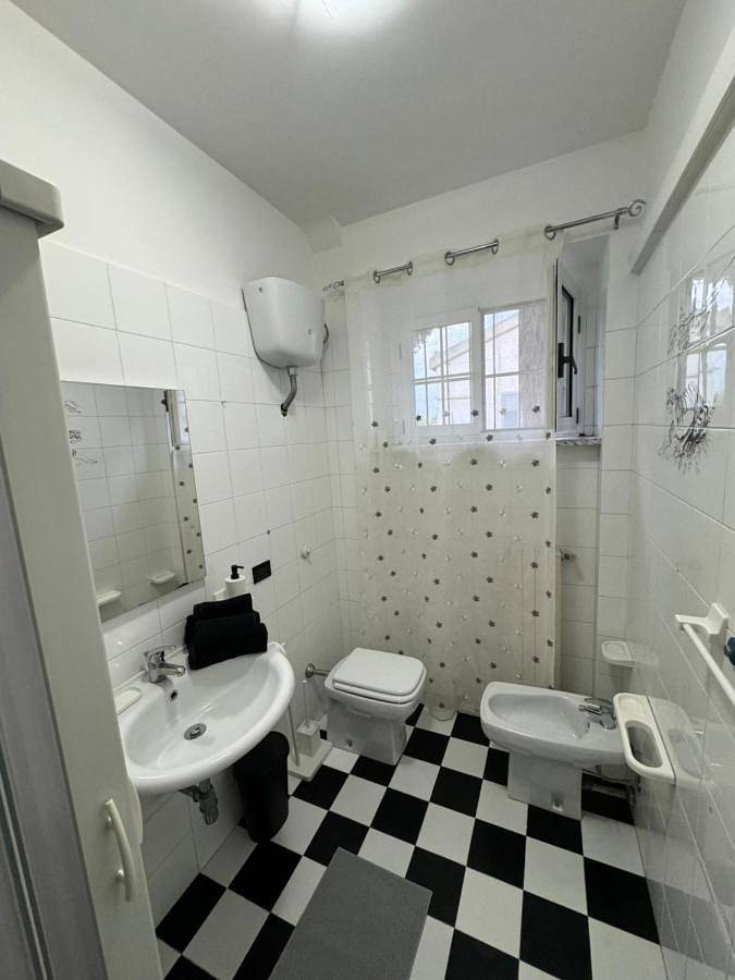 Gîte pour 12 personnes, avec Balcon et Terrasse ainsi que Jardin et Vue à Petacciato - 4