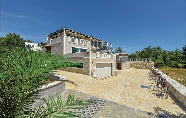 Geräumige 1-Zimmer-Wohnung mit Pool und Garage, in der Nähe von WLAN und Küche in Cista Provo, Makarska Riviera