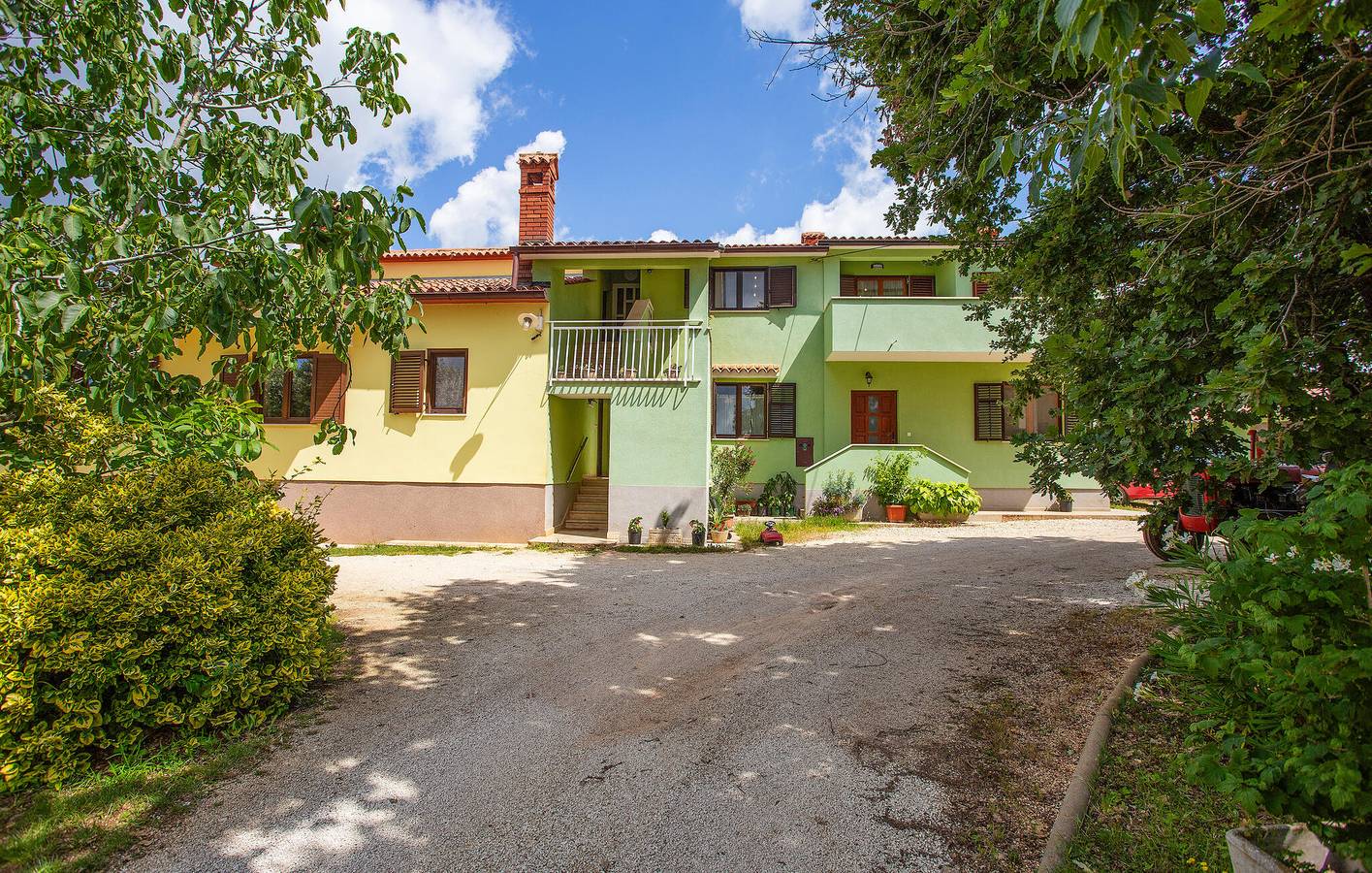 Ganze Ferienwohnung, Modernes Apartment mit einem Schlafzimmer und Terrasse in Jursici, 1,5 km vom Stadtzentrum entfernt in Jursici, Svetvinčenat