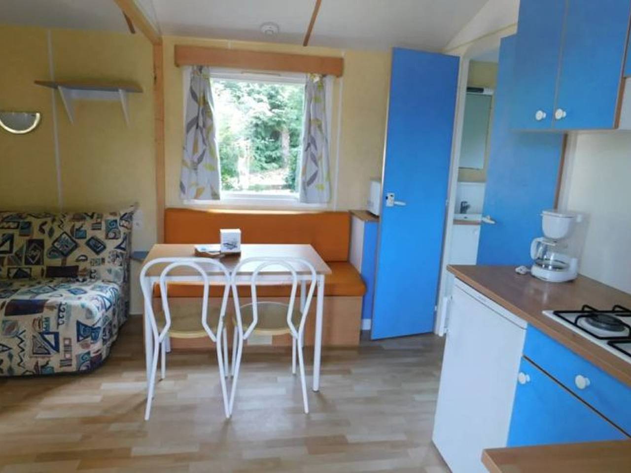 Mobil-home confortable avec piscine, WiFi et vue sur la rivière à Guégon in Guégon, Région de Pontivy