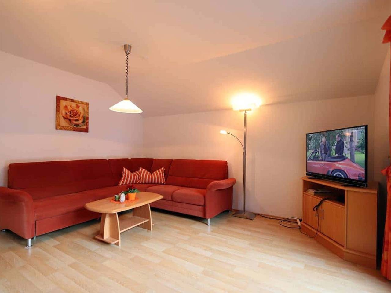 Ganze Wohnung, Ferienwohnung 'Blütenzauber' mit privater Terrasse, Gemeinschaftsgarten und Wlan in Durbach, Mittlerer Schwarzwald