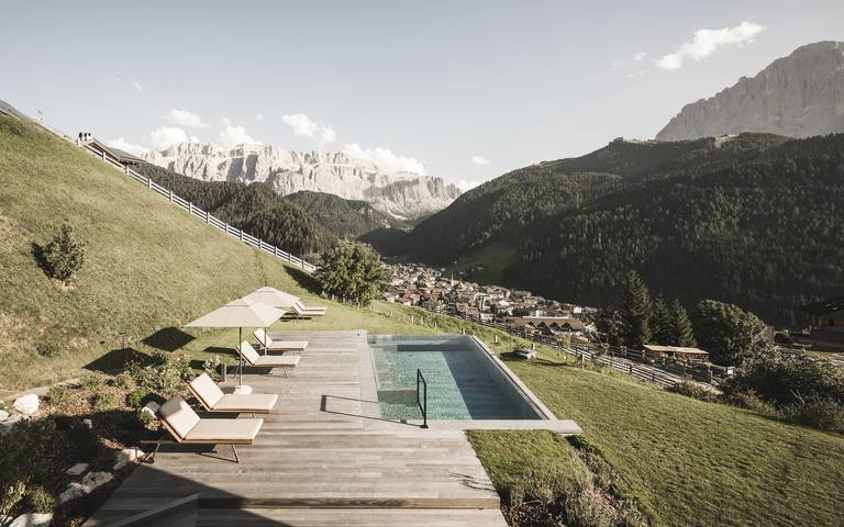 Ferienhaus für 8 Personen, mit Balkon und Whirlpool sowie Terrasse und Garten in Wolkenstein