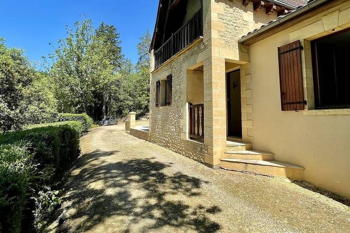 Location de vacances pour 7 personnes, avec jardin et balcon à Beynac-et-Cazenac