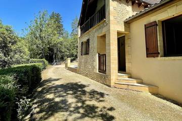 Location de vacances pour 7 personnes, avec balcon et jardin à Beynac-et-Cazenac